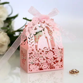 100pcs Romantisk Laser Cut Bryllup Candy Box Brud Brudgom Udskåret Mønster Emballage Dragee gaveæske Papir Hule Ud Wedding Favors