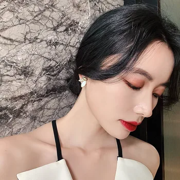 2020 Ny kontrakt koreanske senior metal blade øreringe mode små, friske skinnende krystal Kvinder Stud øreringe elegant sød