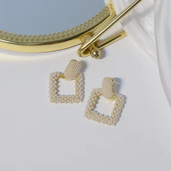 Nye Fashion Brand Smykker Elegant Elegant Perle Perler Stud Øreringe til Kvinder Enkle Stil Gave Geometriske Øreringe