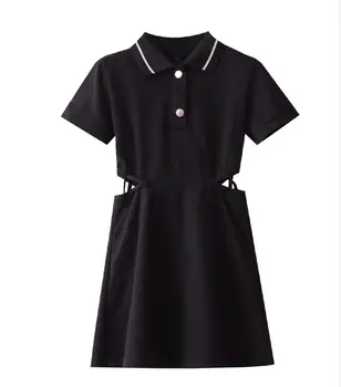 En slank, højtaljede sorte kjole fra en fransk butik
