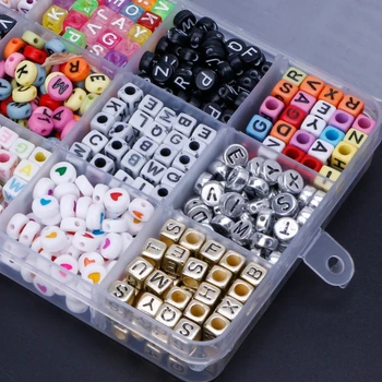 1100PCS Blandet Farve Akryl Alfabetets Bogstaver A-Z-Cube Perler til smykkefremstilling