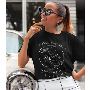 Shes Fik Hele Verden I Hendes Hænder-T-shirt Mode Kvinder Positive Tshirt Æstetiske Stjerneklar Planet Graphic Tee Skjorte Top