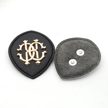 25pcs/masse sort/hvid PU læder sy på Badges Mode etiketter med metal logo tøj label for jeans/jakke PLB-001