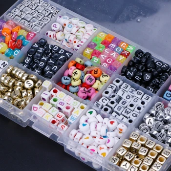 1100PCS Blandet Farve Akryl Alfabetets Bogstaver A-Z-Cube Perler til smykkefremstilling