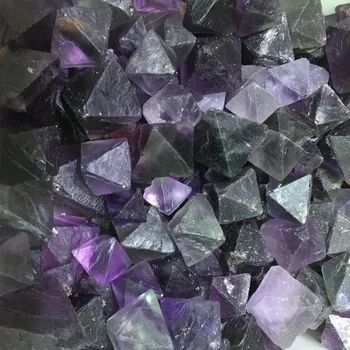 200g Naturlig gemstone dyb lilla satin octahedron til dekoration
